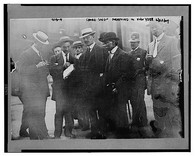 Chan with reporters and police 1909