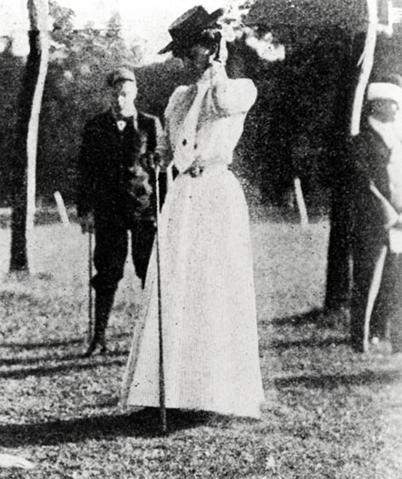800px-Margaret-abbott-gold-medal-1900-golf